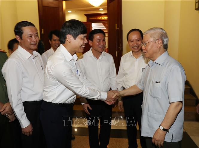 Trong ảnh: Tổng Bí thư, Chủ tịch nước Nguyễn Phú Trọng với các đồng chí trong Ban Thường vụ Tỉnh ủy Thanh Hóa. Ảnh : Trí Dũng  - TTXVN