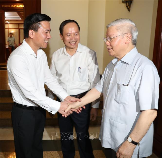Trong ảnh: Tổng Bí thư, Chủ tịch nước Nguyễn Phú Trọng với các đồng chí trong Ban Thường vụ Tỉnh ủy Thanh Hóa. Ảnh : Trí Dũng  - TTXVN