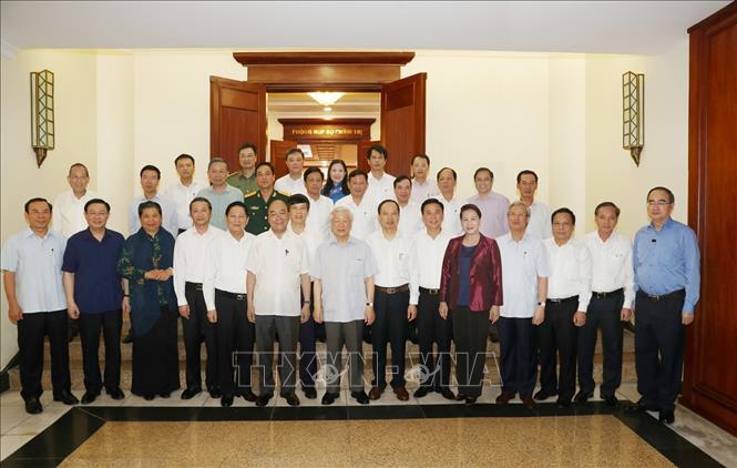 Tổng Bí thư, Chủ tịch nước Nguyễn Phú Trọng và các đồng chí Bộ Chính trị với các đồng chí Ban Thường vụ Tỉnh ủy Thanh Hóa. Ảnh : Trí Dũng  - TTXVN