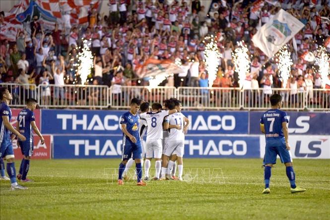 Trong ảnh: Cầu thủ Hoàng Anh Gia Lai ăn mừng chiến thắng trong trận tiếp đón Quảng Nam. Ảnh: Quang Thái- TTXVN