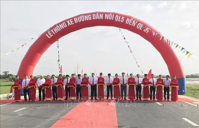 Trong ảnh: Các đại biểu cắt băng khánh thành, đưa đường nối QL 5 đến QL 37 vào khai thác. Ảnh: Mạnh Tú - TTXVN
