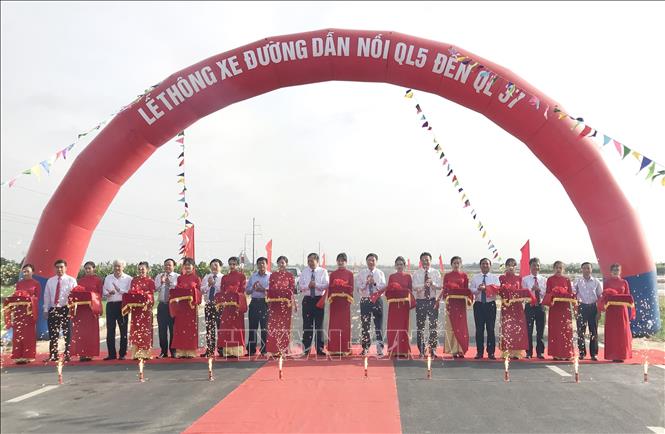 Trong ảnh: Các đại biểu cắt băng khánh thành, đưa đường nối QL 5 đến QL 37 vào khai thác. Ảnh: Mạnh Tú - TTXVN

