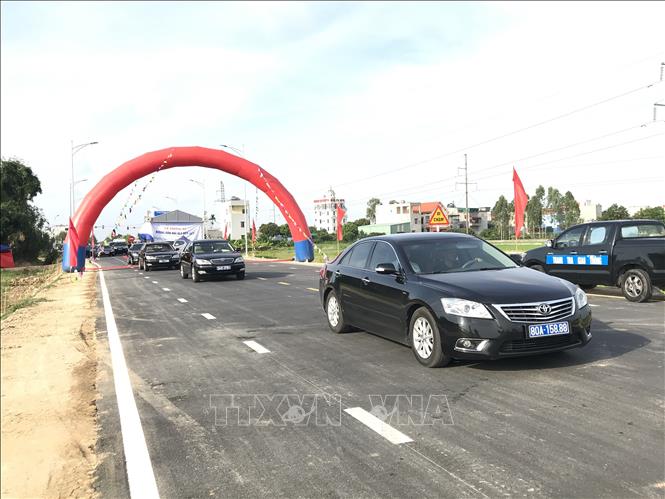 Trong ảnh: Các phương tiện lưu thông trên tuyến đường nối QL 5 đến QL 37 sau lễ thông xe. Ảnh: Mạnh Tú - TTXVN

