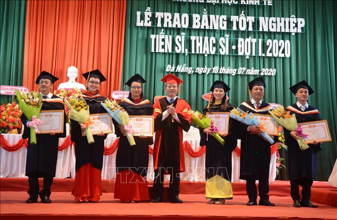 Trong ảnh: Đại diện trường Đại học Kinh tế (Đại học Đà Nẵng) tặng giấy khen cho các tân Thạc sĩ có thành thành tích xuất sắc trong học tập, nghiên cứu. Ảnh: Văn Dũng - TTXVN