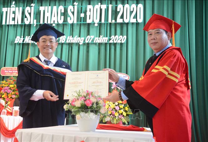 Trong ảnh: Đại diện trường Đại học Kinh tế (Đại học Đà Nẵng) trao bằng Thạc sĩ cho sinh viên. Ảnh: Văn Dũng - TTXVN