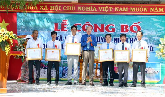 Trong ảnh: Lãnh đạo UBND tỉnh Ninh Thuận tặng bằng khen của Chủ tịch UBND tỉnh cho các tập thể, cá nhân có thành tích xuất sắc trong thực hiện phong trào xây dựng nông thôn mới ở địa phương. Ảnh: Công Thử - TTXVN