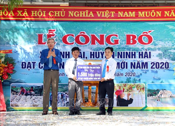Trong ảnh: Lãnh đạo UBND tỉnh Ninh Thuận trao tiền hỗ trợ cho xã Vĩnh Hải để tiếp tục đầu tư xây dựng nông thôn mới ở địa phương. Ảnh: Công Thử - TTXVN