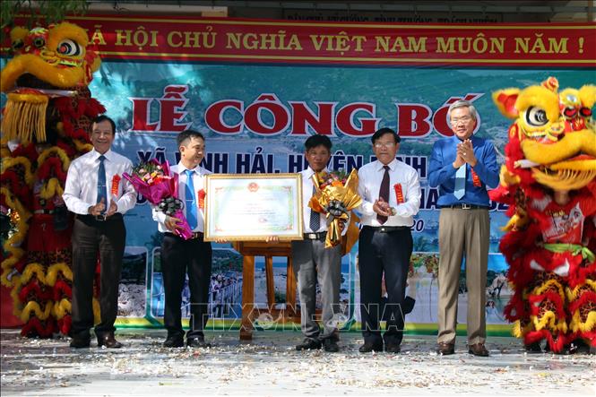 Trong ảnh: Lãnh đạo tỉnh Ninh Thuận trao Bằng của Chủ tịch UBND tỉnh công nhận xã Vĩnh Hải đạt chuẩn nông thôn mới năm 2020. Ảnh: Công Thử - TTXVN