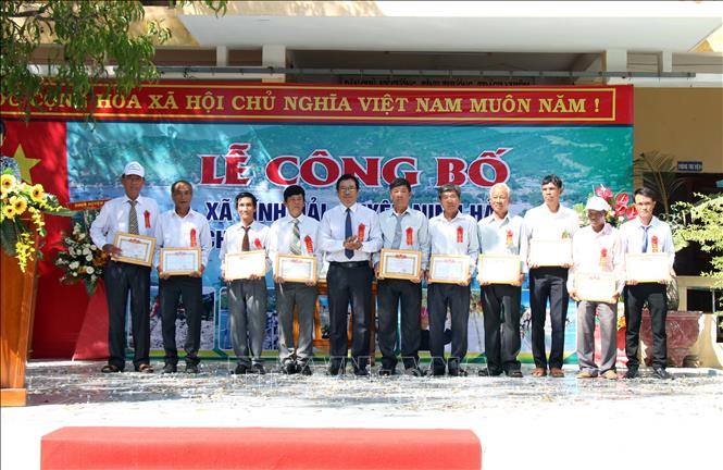 Trong ảnh: Lãnh đạo UBND huyện Ninh Hải tặng giấy khen cho các tập thể, cá nhân có thành tích xuất sắc trong thực hiện phong trào xây dựng nông thôn mới ở địa phương. Ảnh: Công Thử - TTXVN