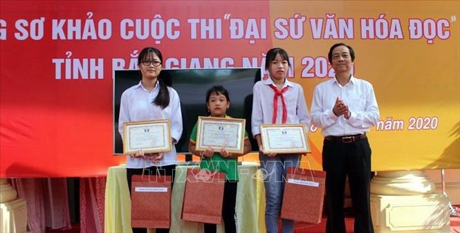 Trong ảnh: Đại diện Ban Tổ chức trao giải “Đại sứ Văn hóa đọc” cho các thí sinh đoạt giải B. Ảnh: Đồng Thúy-TTXVN