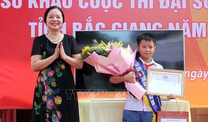 Trong ảnh: Đại diện Ban Tổ chức trao giải nhất “Đại sứ Văn hóa đọc” cho học sinh Nguyễn Sơn Long, lớp 4E, trường Tiểu học thị trấn Bích Động, huyện Việt Yên. Ảnh: Đồng Thúy-TTXVN