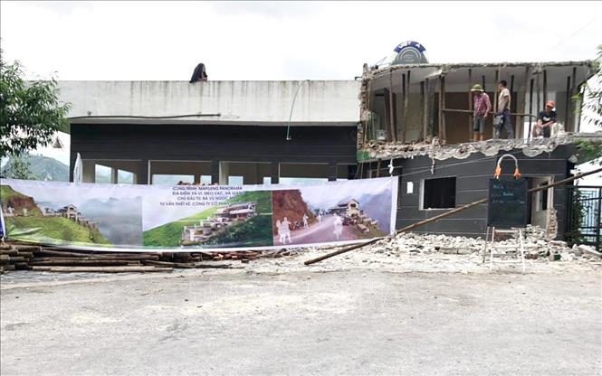 Trong ảnh: Công trình đang được phá dỡ để cải tạo, xây dựng lại theo đúng thiết kế phê duyệt. Ảnh: TTXVN phát