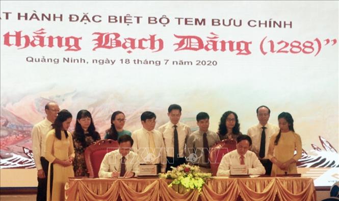 Photo: The signing ceremony to release the stamp sample. VNA Photo: Đức Hiếu