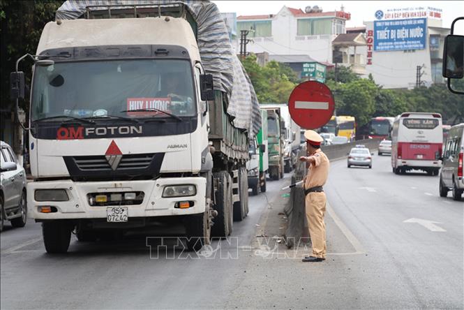Trong ảnh: Lực lượng Cảnh sát giao thông điều tiết tại nút giao ngã 3 Chợ Trưa, thành phố Tam Điệp, tinh Ninh Bình. Ảnh: Đức Phương - TTXVN