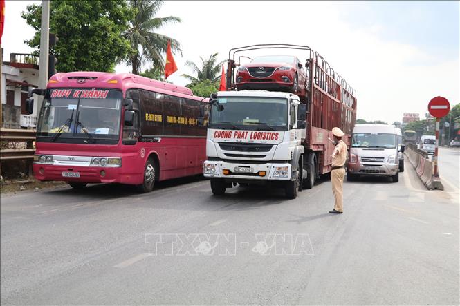Trong ảnh: Lực lượng Cảnh sát giao thông điều tiết tại nút giao ngã 3 Chợ Chiều, thành phố Tam Điệp, tinh Ninh Bình. Ảnh: Đức Phương - TTXVN