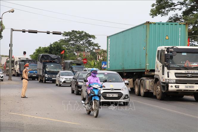 Trong ảnh: Lực lượng Cảnh sát giao thông điều tiết tại nút giao ngã 3 Chợ Chiều, thành phố Tam Điệp, tinh Ninh Bình. Ảnh: Đức Phương - TTXVN