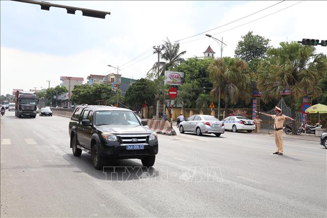 Trong ảnh: Lực lượng Cảnh sát giao thông điều tiết tại nút giao ngã 3 Chợ Chiều, thành phố Tam Điệp, tinh Ninh Bình. Ảnh: Đức Phương - TTXVN