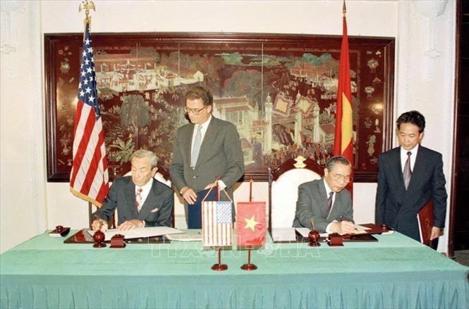 Với việc gia nhập ASEAN, lòng tin của Việt Nam với các nước và lòng tin của các nước đối với Việt Nam đã được nâng lên. Nếu như năm 1995, chúng ta không trở thành thành viên ASEAN thì cũng khó có thể bình thường hóa quan hệ với Hoa Kỳ để đến nay quan hệ giữa hai nước từng là cựu thù trong chiến tranh này trở nên ngày càng tốt đẹp, phát triển mạnh mẽ. Trong ảnh: Ngày 5/8/1995, tại Hà Nội, Bộ trưởng Ngoại giao Hoa Kỳ Warren Christopher và Bộ trưởng Ngoại giao Nguyễn Mạnh Cầm ký Nghị định thư, chính thức thiết lập quan hệ ngoại giao Việt Nam - Hoa Kỳ. Ảnh: Xuân Tuân - TTXVN