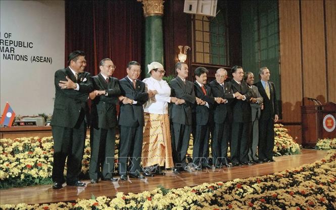 Ngay sau khi gia nhập ASEAN, Việt Nam đã tích cực thúc đẩy kết nạp các nước Campuchia, Lào và Myanmar vào ASEAN, hoàn thành ý tưởng về một ASEAN bao gồm cả 10 nước Đông Nam Á, tạo ra sự chuyển biến mới về chất đối với ASEAN và tình hình khu vực. Trong ảnh: Bộ trưởng Ngoại giao các nước ASEAN và Tổng Thư ký ASEAN tại Lễ kết nạp CHDCND Lào và Liên bang Myanmar trở thành thành viên chính thức của ASEAN, ngày 23/7/1997, tại Subang Jaya (Malaysia). Ảnh: Phạm Quyền – TTXVN