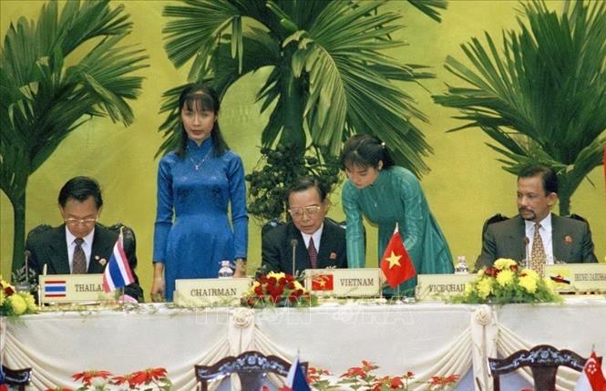 Tháng 12/1998, Việt Nam tổ chức thành công Hội nghị ASEAN lần thứ VI. Đây là lần đầu tiên Việt Nam đăng cai một hội nghị của Hiệp hội kể từ khi gia nhập. ASEAN khi đó đã có 9 thành viên (thêm Lào và Myanmar). Các nhà lãnh đạo nhất trí thông qua Chương trình Hành động Hà Nội, góp phần tăng cường đoàn kết, đẩy mạnh hợp tác, khôi phục hình ảnh ASEAN và định hướng phát triển. Trong ảnh: Thủ tướng Phan Văn Khải và các Trưởng đoàn ký Tuyên bố Hà Nội, tại Hội nghị Cấp cao ASEAN lần thứ VI, diễn ra ở Thủ đô Hà Nội trong 2 ngày 15 - 16/12/1998. Ảnh: Minh Điền - TTXVN