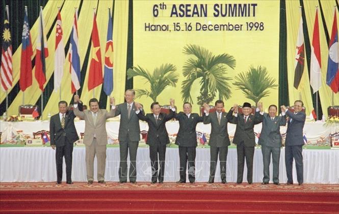 Tháng 12/1998, Việt Nam tổ chức thành công Hội nghị ASEAN lần thứ VI. Đây là lần đầu tiên Việt Nam đăng cai một hội nghị của Hiệp hội kể từ khi gia nhập. ASEAN khi đó đã có 9 thành viên (thêm Lào và Myanmar). Các nhà lãnh đạo nhất trí thông qua Chương trình Hành động Hà Nội, góp phần tăng cường đoàn kết, đẩy mạnh hợp tác, khôi phục hình ảnh ASEAN và định hướng phát triển. Trong ảnh: Thủ tướng Phan Văn Khải (giữa) và các nhà lãnh đạo ASEAN chụp ảnh chung tại Phiên bế mạc Hội nghị cấp cao ASEAN lần thứ 6, diễn ra tại Hà Nội từ 15 - 16/12/1998. Ảnh: Thế Thuần- TTXVN