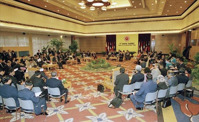 Việt Nam đóng góp tích cực vào việc xây dựng Cộng đồng ASEAN thông qua các sáng kiến, đề xuất, như Chương trình Hành động Hà Nội 2010. Trong ảnh: Phiên họp thông qua Chương trình Hành động Hà Nội và Tuyên bố Hà Nội, ngày 16/12/1998, tại Hà Nội, trong khuôn khổ Hội nghị cấp cao ASEAN lần thứ 6, diễn ra từ 15 - 16/12/1998 tại Hà Nội. Ảnh: Nguyễn Khang - TTXVN