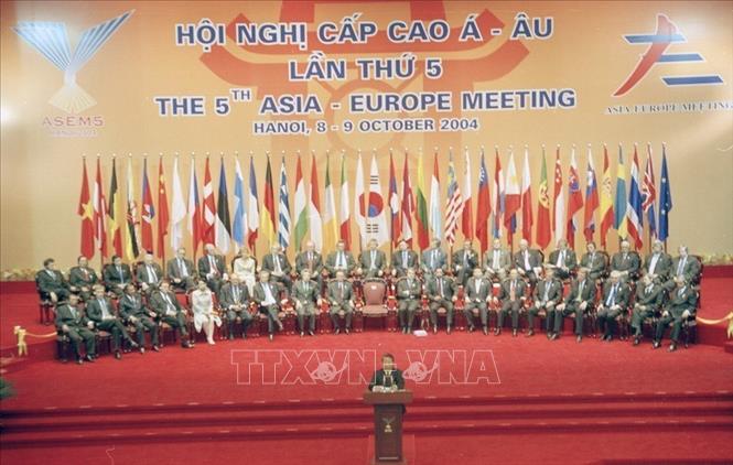 Với việc gia nhập ASEAN, rõ ràng lòng tin của Việt Nam với các nước và ngược lại lòng tin của các nước đối với Việt Nam đã được nâng lên. Trong ảnh: Việt Nam tổ chức thành công nhiều sự kiện tầm vóc quốc tế lớn, trong đó có Hội nghị cấp cao Á-Âu lần thứ 5 (ASEM 5), ngày 8 - 9/10/2004 tại Hà Nội. Ảnh: Trí Dũng - TTXVN