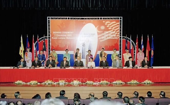 Trong ảnh: Thủ tướng Phan Văn Khải cũng lãnh đạo cấp cao ASEAN tham dự Lễ ký Tuyên bố Kuala Lumpur về xây dựng Hiến chương ASEAN, ngày 12/12/2005, tại Thủ đô Kuala Lumpur, Malaysia. Ảnh: Tư liệu TTXVN