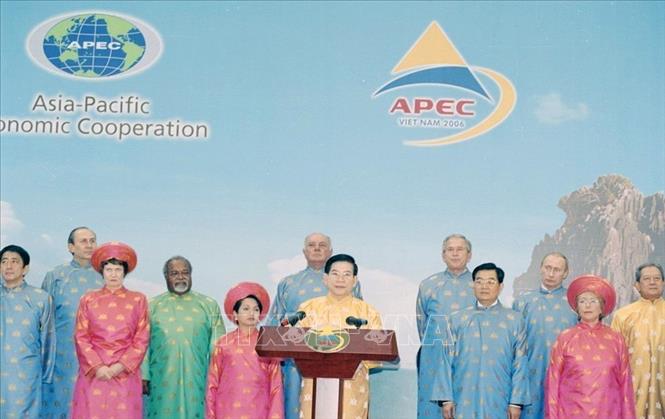 Với việc gia nhập ASEAN, rõ ràng lòng tin của Việt Nam với các nước và ngược lại lòng tin của các nước đối với Việt Nam đã được nâng lên. Trong ảnh: Việt Nam tổ chức thành công nhiều sự kiện tầm vóc quốc tế lớn, trong đó có tổ chức thành công Hội nghị cấp cao APEC 2006 (18 - 19/11/2006) tại Hà Nội. Ảnh: TTXVN