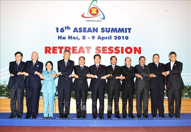 Trong ảnh: Ngày 9/4/2010, Hội nghị ASEAN 16 – Hội nghị Cấp cao ASEAN đầu tiên trong năm 2010 – đã kết thúc tốt đẹp với việc thông qua nhiều văn kiện quan trọng với chủ đề “Hướng tới Cộng đồng ASEAN: Từ tầm nhìn đến hành động”. Ảnh: Đức Tám - TTXVN