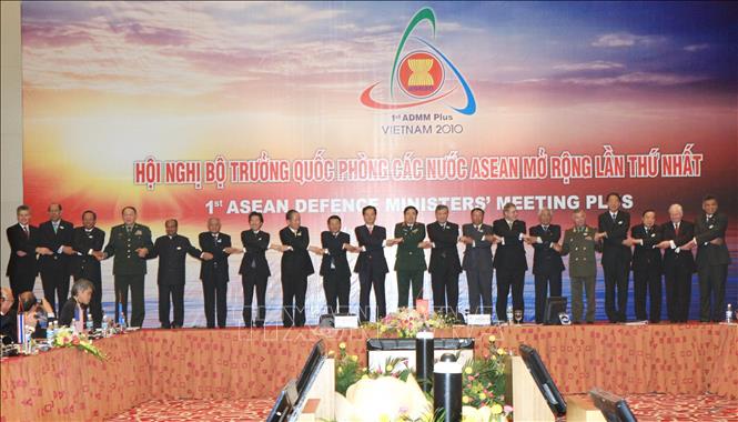 Đảm nhận chức Chủ tịch luân phiên của ASEAN năm 2010, Việt Nam đã đưa ra những sáng kiến như mở rộng thành viên của Hội nghị Cấp cao Đông Á; tổ chức lần đầu tiên Hội nghị Bộ trưởng Quốc phòng ASEAN Mở rộng (ADMM+) trong năm Việt Nam làm Chủ tịch ASEAN 2010. Trong ảnh: Thủ tướng Nguyễn Tấn Dũng, Bộ trưởng Quốc phòng Phùng Quang Thanh chụp ảnh chung với các Trưởng đoàn tại lễ khai mạc Hội nghị Bộ trưởng Quốc phòng ASEAN mở rộng (ASEAN+) lần thứ nhất, sáng 12/10/2010, tại Hà Nội. Ảnh: Trọng Đức - TTXVN