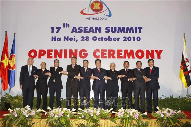 Trong ảnh: Năm 2010, Việt Nam đăng cai Hội nghị Cấp cao ASEAN 16 và 17 tại Hà Nội, hoàn thành xuất sắc trọng trách Chủ tịch ASEAN với những đóng góp chủ động, tích cực và có trách nhiệm vào các mục tiêu chung của ASEAN; góp phần duy trì đoàn kết ASEAN; trực tiếp đóng góp vào Lộ trình xây dựng Cộng đồng ASEAN và triển khai Hiến chương ASEAN. Ảnh: Đức Tám-TTXVN
