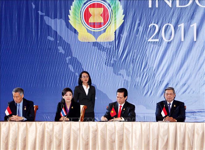 Trong ảnh: Thủ tướng Nguyễn Tấn Dũng và lãnh đạo ASEAN ký “Tuyên bố Bali về Cộng đồng ASEAN trong Cộng đồng các Quốc gia Toàn cầu” tại Hội nghị Cấp cao ASEAN lần thứ 19 ở Indonesia, ngày 17/11/2011. Tuyên bố khẳng định quyết tâm cũng như cam kết của các nước ASEAN xây dựng lập trường, quan điểm chung trong việc hợp tác ứng phó với các vấn đề toàn cầu; nâng cao vai trò và tiếng nói của ASEAN tại các cơ chế quốc tế. Ảnh: Đức Tám – TTXVN