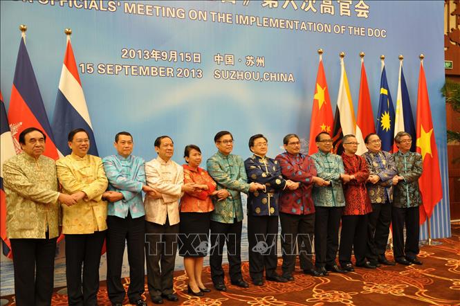Việt Nam cùng với các nước ASEAN tham gia tích cực và xây dựng trong quá trình đàm phán giữa ASEAN và Trung Quốc nhằm sớm đạt được Bộ Quy tắc ứng xử ở Biển Đông (COC) hiệu lực, hiệu quả. Trong ảnh: Từ ngày 14 - 15/9/2013, tại thành phố Tô Châu, tỉnh Giang Tô (Trung Quốc) diễn ra Hội nghị quan chức cao cấp lần thứ 6 về thực hiện “Tuyên bố về ứng xử của các bên ở Biển Đông” giữa Trung Quốc và Hiệp hội các quốc gia Đông Nam Á (ASEAN). Thứ trưởng Ngoại giao Phạm Quang Vinh dẫn đầu đoàn đại biểu Việt Nam tham dự Hội nghị. Ảnh: Quang Đức - TTXVN