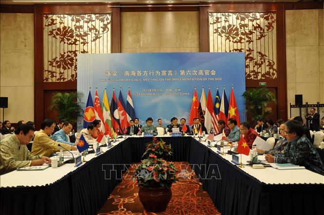 Trong ảnh: Từ ngày 14 - 15/9/2013, tại thành phố Tô Châu, tỉnh Giang Tô (Trung Quốc) đã diễn ra Hội nghị quan chức cao cấp lần thứ 6 về thực hiện “Tuyên bố về ứng xử của các bên ở Biển Đông” giữa Trung Quốc và Hiệp hội các quốc gia Đông Nam Á (ASEAN). Thứ trưởng Ngoại Phạm Quang Vinh dẫn đầu đoàn đại biểu Việt Nam tham dự Hội nghị. Ảnh: Quang Đức - TTXVN