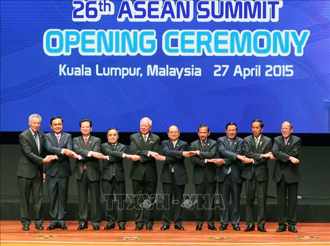 Năm 2015 đánh dấu 20 năm Việt Nam gia nhập ASEAN. Đây cũng là dịp để nhìn lại những đóng góp to lớn của Việt Nam vào sự phát triển của Khối cũng như nâng cao vai trò của ASEAN trong việc giải quyết các vấn đề khu vực, đặc biệt là vấn đề Biển Đông. Trong ảnh: Sáng 27/4/2015, tại Thủ đô Kuala Lumpur, Malaysia, Thủ tướng Nguyễn Tấn Dũng dự khai mạc Hội nghị Cấp cao ASEAN lần thứ 26. Ảnh: Đức Tám – TTXVN