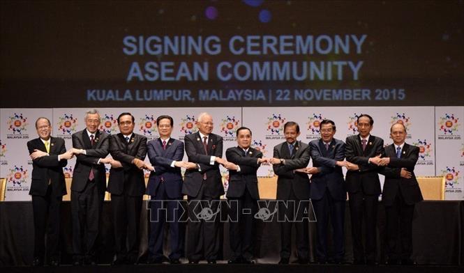 Trong ảnh: Thủ tướng Nguyễn Tấn Dũng cùng các nhà lãnh đạo ASEAN tại Lễ ký Tuyên bố Kuala Lumpur 2015 về việc thành lập Cộng đồng ASEAN 2015, tầm nhìn 2015, ngày 22/11/2015, tại Kuala Lumpur (Malaysia). Ảnh: Tư liệu TTXVN