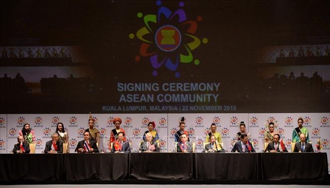 Trong ảnh: Ngày 22/11/2015, tại Thủ đô Kuala Lumpur (Malaysia), các nhà lãnh đạo 10 quốc gia ASEAN ký Tuyên bố Kuala Lumpur 2015 về việc thành lập Cộng đồng ASEAN 2015, tầm nhìn 2015. Ảnh: Tư liệu TTXVN