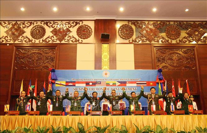 Trong ảnh: Các Trưởng đoàn chụp ảnh chung tại phiên bế mạc Hội nghị không chính thức Tư lệnh Lực lượng quốc phòng ASEAN lần thứ 13 (ACDFIM-13), chiều 14/3/2016, tại thủ đô Vientiane (Lào). Ảnh: Phạm Kiên – TTXVN