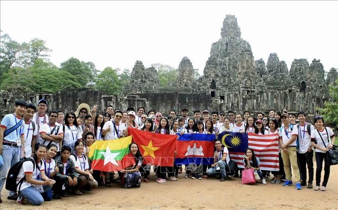 Con người của chúng ta đã thay đổi nhiều nhờ ASEAN. Những thủ tục, quy định của ASEAN rõ ràng đang ngấm dần, cách ứng xử của chúng ta dần theo chuẩn chung của khu vực. Trong ảnh: Thanh niên các nước ASEAN tham dự chương trình giao lưu thanh niên ASEAN – Trung Quốc tại Siem Reap, Campuchia từ 26/6 – 1/7/2016. Ảnh: Phạm Kiên – TTXVN