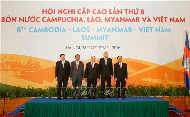 Việt Nam đã chủ trì tổ chức thành công nhiều hội nghị, hoạt động quan trọng của ASEAN ở các cấp và các lĩnh vực khác nhau, góp phần đẩy mạnh hợp tác ASEAN. Trong ảnh: Thủ tướng Nguyễn Xuân Phúc chụp ảnh chung với các Trưởng đoàn dự Hội nghị cấp cao hợp tác Campuchia - Lào - Myanmar - Việt Nam lần thứ 8 (CLMV 8), sáng 26/10/2016, tại Hà Nội. Ảnh: Thống Nhất - TTXVN