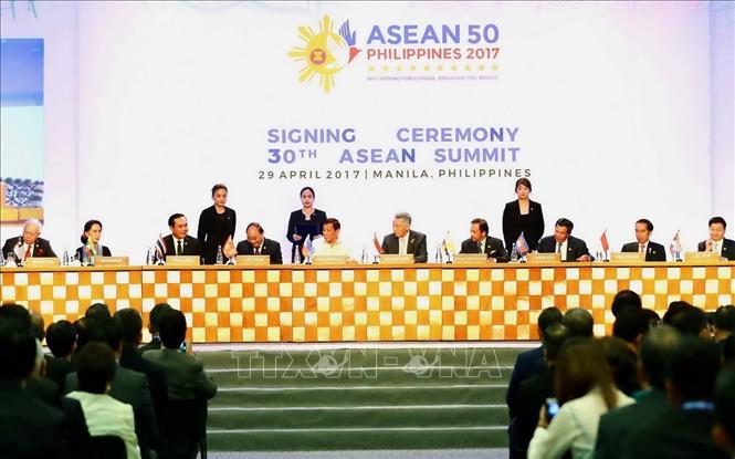 Về thương mại hàng hóa, theo cam kết của Hiệp định Thương mại Hàng hóa ASEAN (ATIGA), các nước ASEAN đã tiến rất gần đến mục tiêu xóa bỏ hoàn toàn hàng rào thuế quan đối với các nước ASEAN-6. Trong ảnh: Thủ tướng Nguyễn Xuân Phúc (thứ tư, từ trái sang) và các Trưởng đoàn ký kết các văn kiện, tại Hội nghị Cấp cao ASEAN lần thứ 30 ở Thủ đô Manila (Philippines), chiều 29/4/2017. Ảnh: Thống Nhất - TTXVN