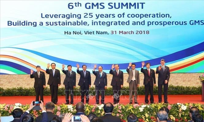 Việt Nam đã chủ trì tổ chức thành công nhiều hội nghị, hoạt động quan trọng của ASEAN ở các cấp và các lĩnh vực khác nhau, góp phần đẩy mạnh hợp tác ASEAN. Trong ảnh: Thủ tướng Nguyễn Xuân Phúc và các Trưởng đoàn dự Phiên toàn thể Hội nghị Thượng đỉnh hợp tác Tiểu vùng Mekong mở rộng (GMS) lần thứ 6, sáng 31/3/2018, tại Hà Nội. Ảnh: Doãn Tấn – TTXVN