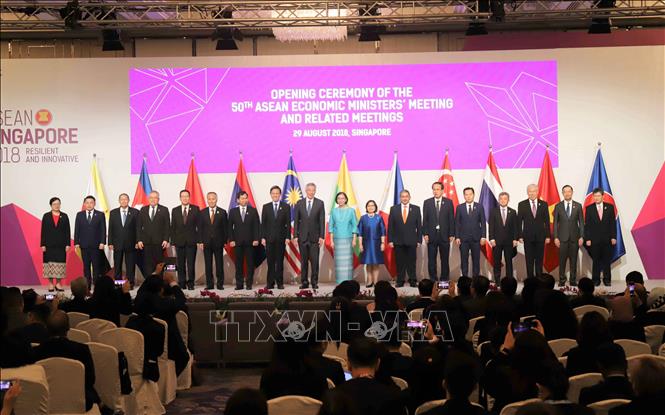 Trong ảnh: Các Bộ trưởng Kinh tế, đại diện lãnh đạo kinh tế từ 10 quốc gia thành viên ASEAN và các nước đối tác chụp ảnh chung tại phiên khai mạc Hội nghị Bộ trưởng Kinh tế ASEAN lần thứ 50 ở Singapore, ngày 29/8/2018. Ảnh: Việt Dũng - TTXVN