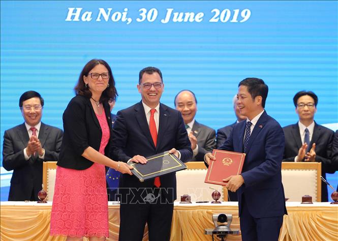Năm 1995, Việt Nam tham gia vào Khu vực mậu dịch tự do ASEAN (AFTA), đàm phán ký kết Hiệp định ưu đãi thuế quan của ASEAN (CPT), tạo nền tảng quan trọng để lần lượt hội nhập sâu rộng vào “sân chơi” FTA thế giới rộng hơn với nhiều FTA được ký, trong đó có FTA với EU hay Hiệp thương mại (BTA) với Mỹ năm 2000. Rõ ràng tham gia vào ASEAN là chúng ta tham gia vào sân tập trước khi ra sân chơi khác rộng lớn hơn. Trong ảnh: Chiều 30/6/2019, tại Hà Nội, Lễ ký Hiệp định Thương mại tự do và Hiệp định Bảo hộ đầu tư giữa Việt Nam và Liên minh châu Âu (EVFTA và EVIPA) diễn ra với sự chứng kiến của Thủ tướng Nguyễn Xuân Phúc. Ảnh: Lâm Khánh - TTXVN