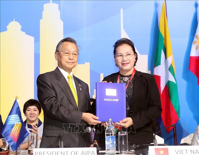 Trong ảnh: Chủ tịch Quốc hội Nguyễn Thị Kim Ngân tiếp nhận Chủ tịch AIPA 41 từ Thái Lan tại Lễ bế mạc Đại hội đồng Liên Nghị viện ASEAN lần thứ 40 và tiếp nhận chức Chủ tịch Đại hội đồng Liên nghị viện ASEAN lần thứ 41 (AIPA 41), ngày 29/8/2019, ở Thủ đô Bangkok (Thái Lan). Ảnh: Trọng Đức - TTXVN