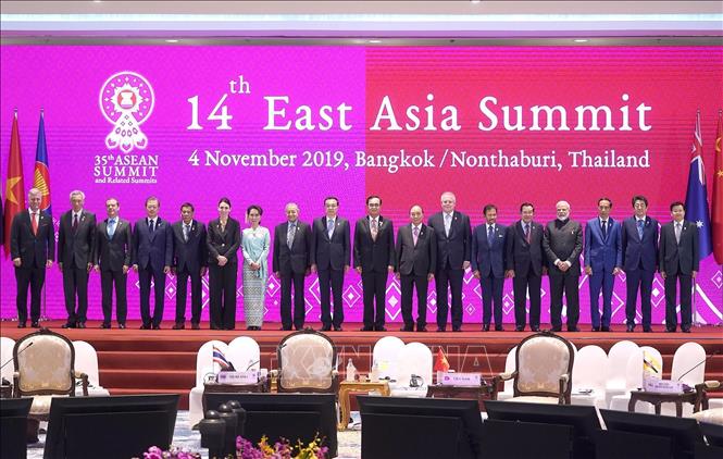 Việt Nam đã đưa ra những sáng kiến như mở rộng thành viên của Hội nghị Cấp cao Đông Á, bằng cách thúc đẩy kết nạp Nga và Mỹ tham gia Cấp cao Đông Á. Trong ảnh: Trong chương trình Hội nghị Cấp cao ASEAN lần thứ 35 và các Hội nghị liên quan, chiều 4/11/2019, Thủ đô Bangkok/Nonthaburi, Thái Lan, Thủ tướng Nguyễn Xuân Phúc dự Hội nghị Cấp cao Đông Á lần thứ 14. Ảnh: Thống Nhất – TTXVN
