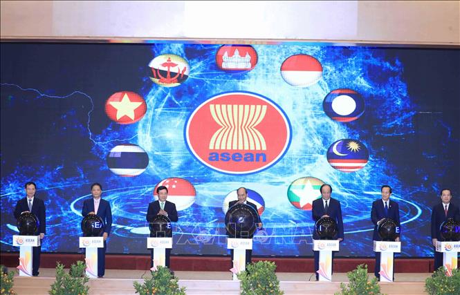 Trong ảnh: Thủ tướng Nguyễn Xuân Phúc, Chủ tịch ASEAN 2020 và các đại biểu thực hiện nghi thức khai trương website ASEAN 2020, chiều 6/1/2020, tại Hà Nội, trong Lễ khởi động Năm Chủ tịch ASEAN 2020. Ảnh: Thống Nhất – TTXVN