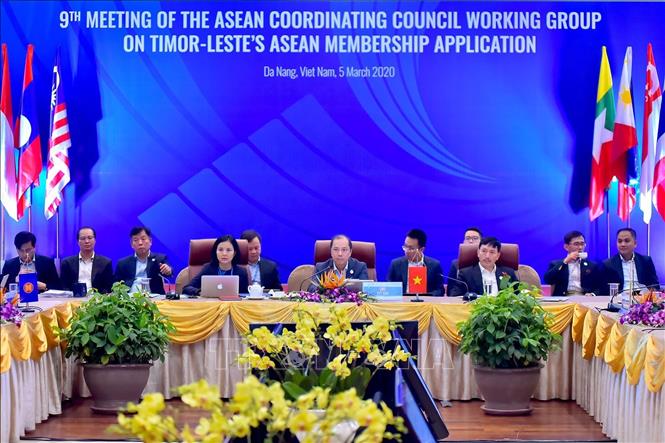 Trong ảnh: Chiều 5/3/2020 tại Đà Nẵng, Thứ trưởng Ngoại giao Nguyễn Quốc Dũng, Trưởng SOM ASEAN Việt Nam chủ trì Cuộc họp lần thứ 9 Nhóm công tác Hội đồng Điều phối ASEAN (ACCWG), thảo luận về công tác hỗ trợ Timor-Leste nâng cao năng lực, chuẩn bị mọi mặt cho việc tham gia ASEAN. Ảnh: TTXVN phát
