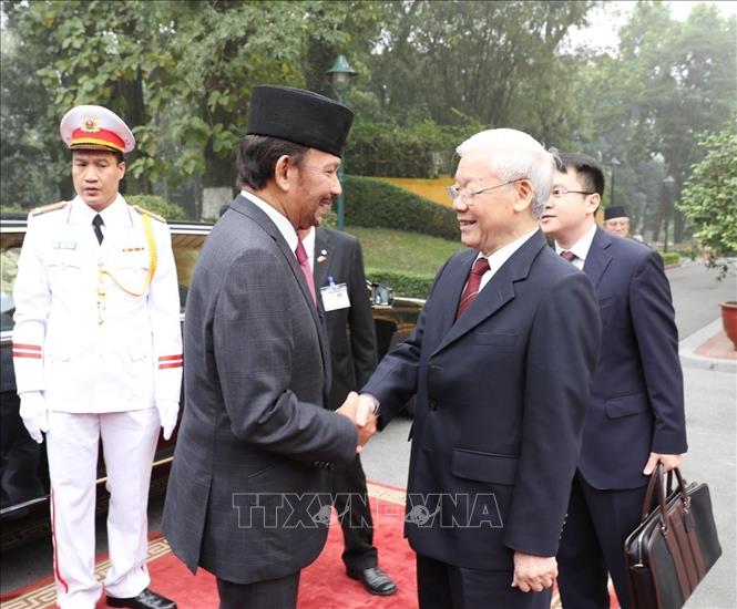 Ngoài mối quan hệ đặc biệt với Lào và Campuchia, từ khi gia nhập ASEAN đến nay, Việt Nam đã xác lập quan hệ Đối tác chiến lược với 5 nước (gồm Indonesia, Thái Lan, Singapore, Malaysia, Philippines) và Đối tác toàn diện với 2 nước (gồm Myanmar, Brunei). Trong ảnh: Ngày 27/3/2019, Quốc vương Brunei Hassanal Bolkiah thăm cấp Nhà nước Việt Nam. Trong cuộc hội đàm với Tổng Bí thư, Chủ tịch nước Nguyễn Phú Trọng, hai bên đã ra Tuyên bố chung nâng cấp quan hệ ngoại giao giữa hai bên lên mức Đối tác toàn diện. Ảnh: Trí Dũng – TTXVN